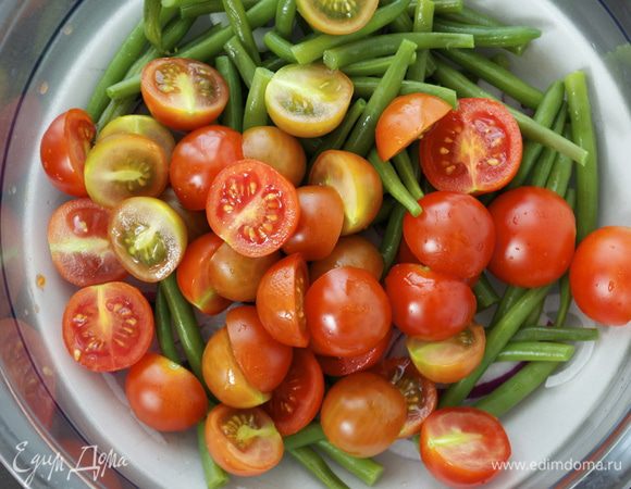 Добавить нарезанные пополам помидорки-черри... 