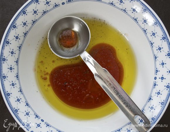 Для заправки смешать в мисочке оливковое масло, красный винный уксус, соль и перец.   