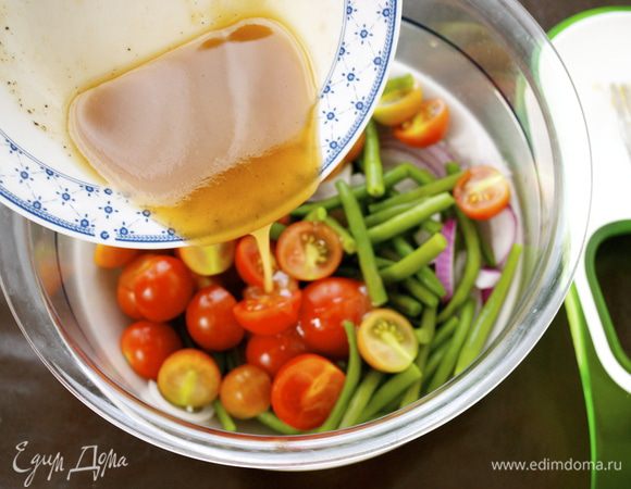 Размешать до состояния эмульсии (с помощью вилки) и влить в салат...