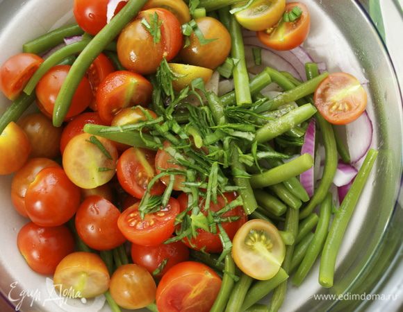 Базилик мелко нарезать и тоже добавить в салат. Все осторожно перемешать. 