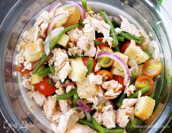 В конце добавить хлеб и рыбу, разобранную на небольшие кусочки. Еще раз аккуратно все перемешать. Подавать можно сразу, а можно дать постоять немного в холодильнике.