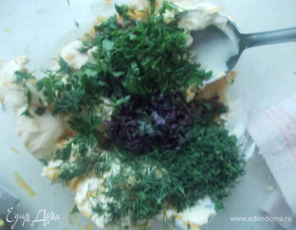 Порезать к маслу зелень,базилика хватит веточки,а вот петрушки и укропа можно взять побольше,по маленькому пучочку. 