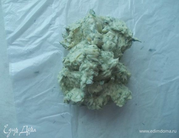 Завернуть масло в пленку,или пакет,отправить в морозилку. Так можно заготовить побольше масла. Когда нет времени на готовку,его можно использовать не только картошке,но и к рыбке,или другим овощам.