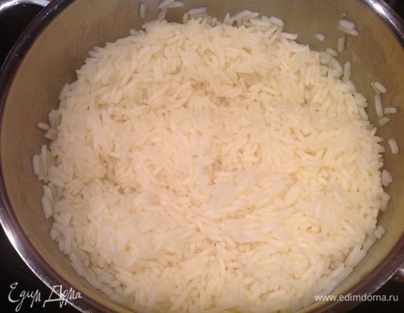 Рис отварите в подсоленной воде, для приятного цвета я добавляю щепотку шафрана.