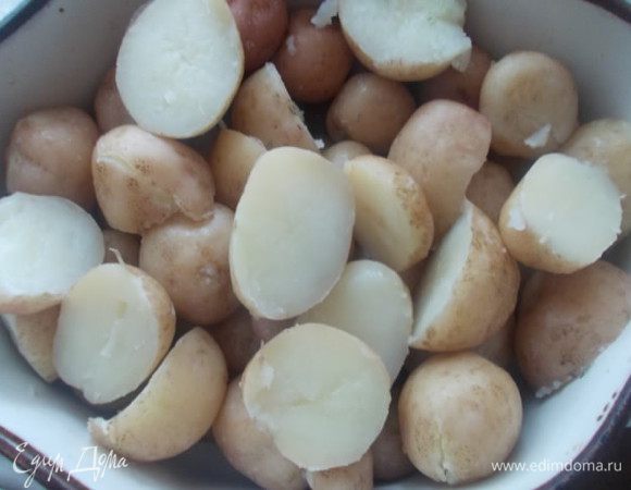 Когда картошечка сварится,отправить ее в огнеупорную форму. Крупную можно разрезать,мелкую оставить так.