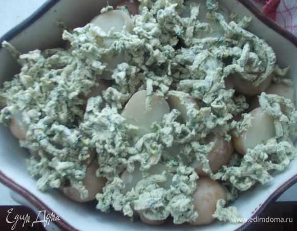 Потереть сверху замерзшее масло,накрыть крышкой и отправить сразу в разогретую 220С духовку,минут на 5,пока масло не растает и ароматы не обволокут всю картошку.