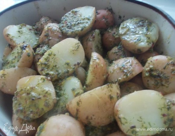 Когда картошечка будет готова,на открывая крышки встряхнуть ее хорошенько,чтобы все перемешалось. Приятного аппетита!!!