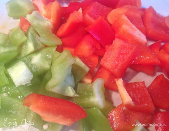 Болгарский перец очистите от семян и нарежьте.