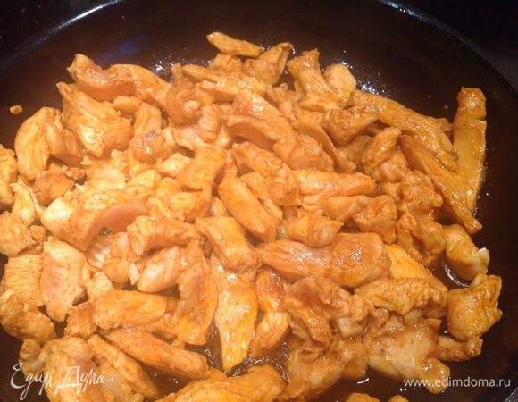 Разогрейте сковороду, налейте масло и быстро обжаривайте курицу на сильном огне.