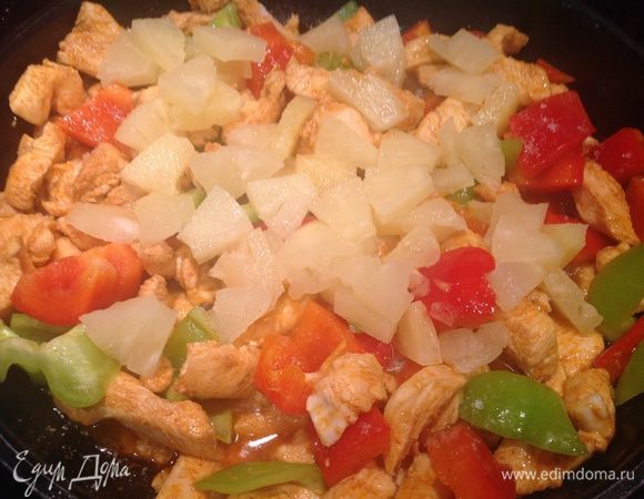 Добавьте болгарский перец и ананасы, сделайте огонь тише и готовьте накрыв крышкой 10-15 минут.