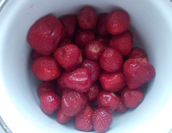 Клубнику нужно заморозить, если уже есть такая, очень хорошо, используйте ее.