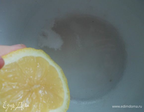 Приготовим сироп,в воду добавим сахар и растворим его на огне,в конце добавим 1 ст.л. лимонного сока и ложку коньяка. Сироп готов.