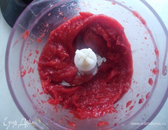 Клубнику превращаем в пюре.