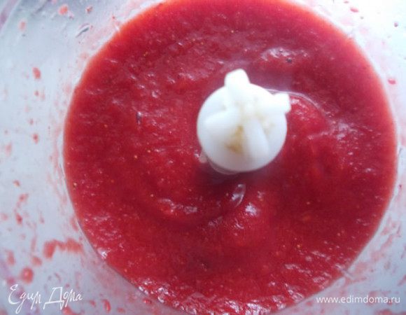 Вливаем сироп и снова взбиваем хорошенько.