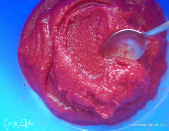 Время от времени,нужно сорбе доставать из морозилки и перемешивать. Я это делала три раза. Через час, полтора можно уже кушать. Чтобы было его легко накладывать в креманки, я немного нагреваю ложку или даю постоять при комнатной температуре.