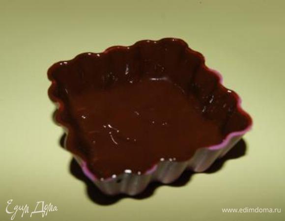 Силиконовые формочки смазать шоколадом. Отправить в морозилку на 20 минут.