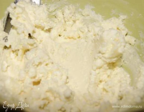 Творог соединить со сгущенным молоком.