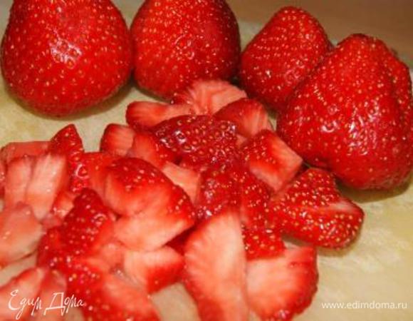 Клубнику порезать на кусочки.