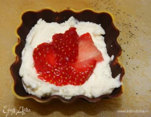 Формочки на половину заполнить творожной массой. выложить клубнику.