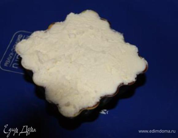 Заполнить творожной массой всю формочку.