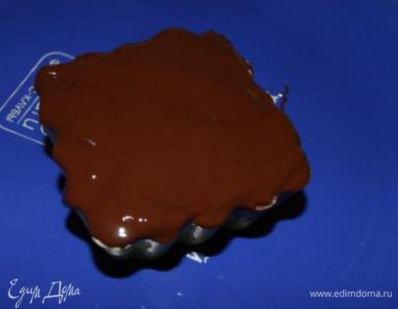 Покрыть шоколадом. Отправить в холодильник на 2 часа.