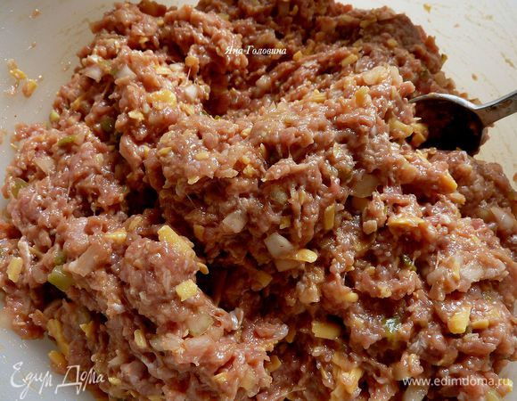 Разогреть духовку  на 180 гр . 
Лук измельчить очень мелко. Огурец порезать на маленькие кубики. 
Хлеб порвать на мелкие кусочки. 
Яйцо слегка взбить. Чеснок выдавить через пресс. Сыр натереть. Все ингредиенты смешать с 1/2 ст кетчупа ( 1/4 отложить )  в большой миске , перемешивать только до однородности. 