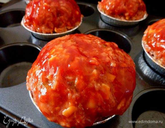 Кисточкой намазать отложенный кетчуп .
