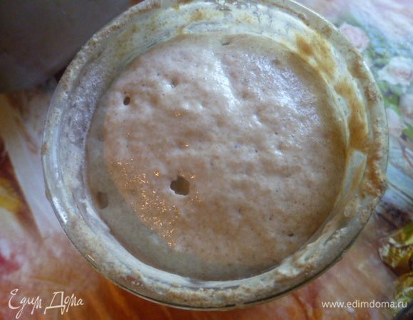 Закваска нужна ржаная густая на пике активности. То есть, мы ее подкормили, накрыли мокрой тряпочкой и в теплое место для увеличения вдвое. Аккуратно, закваска может убежать...
Про закваску я подробно рассказывала в рецепте Бездрожжевой постный хлеб.
Вот она у меня подросла.