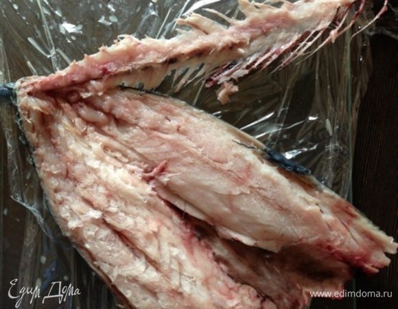 Также при помощи ножа отделяю хребет от второй части рыбы.
Отрезаю кулинарными ножницами все лишнее (хвост с хребтом, боковые части с косточками). Разрезаю рыбу на 2 филе, провожу пальцем вдоль от хвоста к голове рыбы и нахожу оставшиеся косточки, при помощи пинцета удаляю их.
Все филе готово. 
