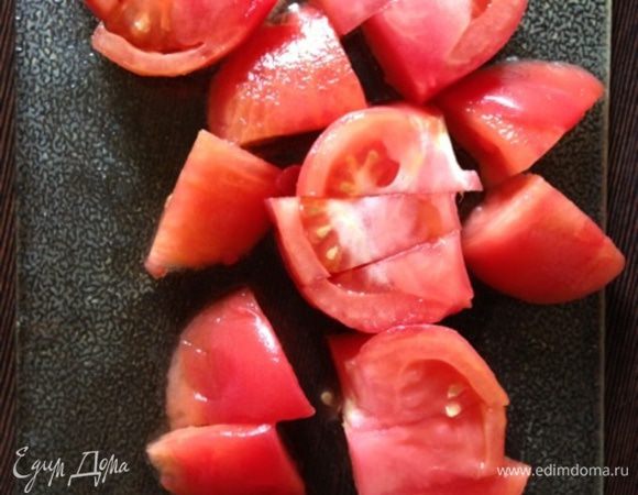 Нарежем помидор произвольными кусочками.