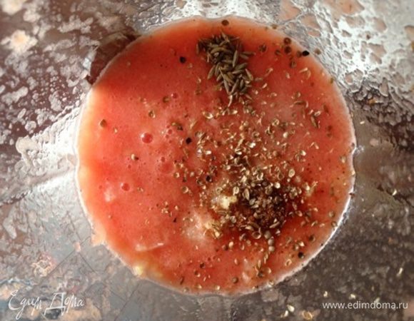 Измельчим его в блендере, добавим давленый чеснок, молотый кориандр, кумин, перец чили по вкусу и соль.