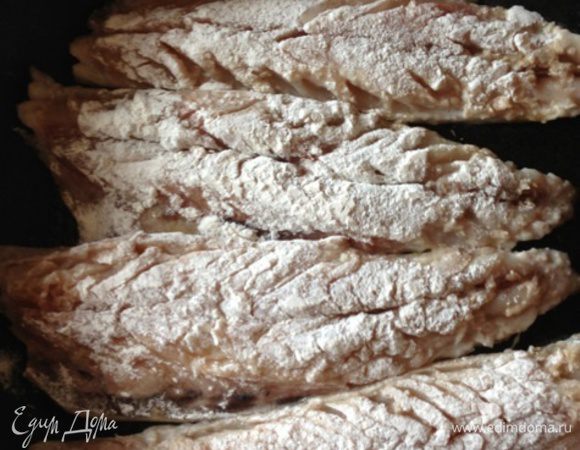 На сковороду выкладываем филе кожей вниз и жарим минут 5 на среднем огне до образования румяной корочки.