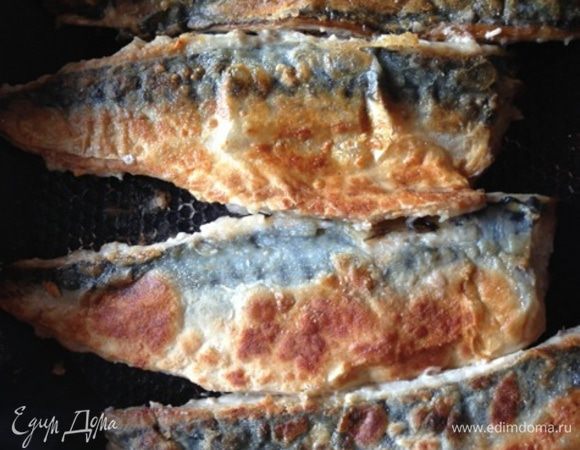 Переворачиваем рыбку и столько же обжариваем другую сторону.