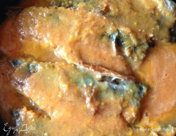 Заливаем скумбрию соусом, доводим его до кипения и даем немного  выпариться. Я томила рыбку еще минут 10.