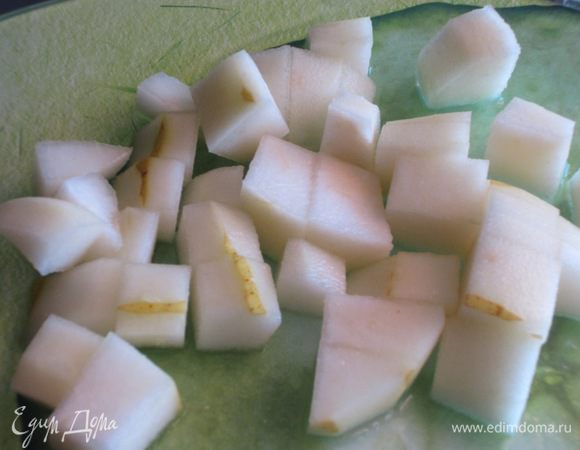 Грушу почистить, нарезать кубиками,сбрызнуть лимонным соком.