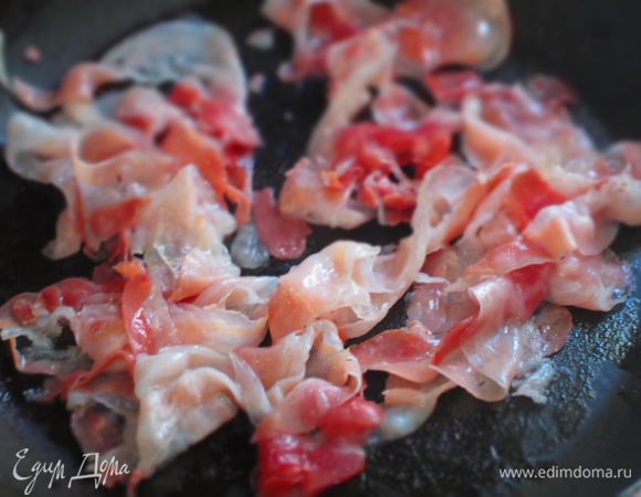 Бекон обжарить на сухой сковороде с антипригарным покрытием.
