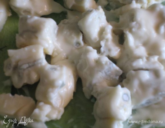 Горгонзолу нарезать кубиками.