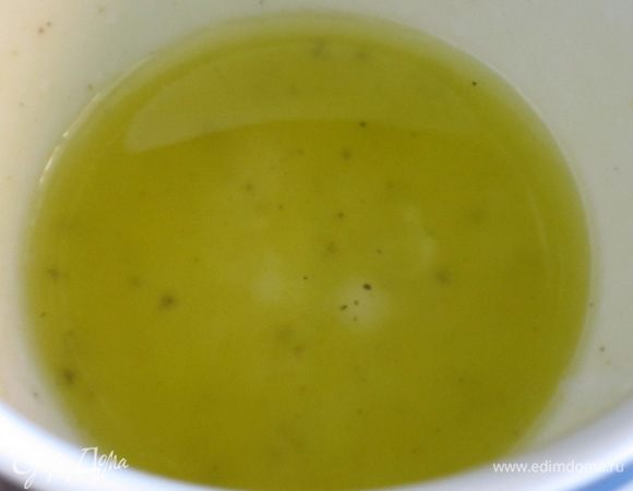 Заправка:соединить оливковое масло,яблочный уксус,мёд,соль,перец и перемешать до однородности.