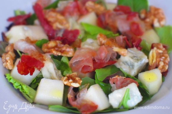 На блюдо выложить листья салата,грушу,горгонзолу,бекон,грецкие орехи и заправить.Приятного аппетита:))