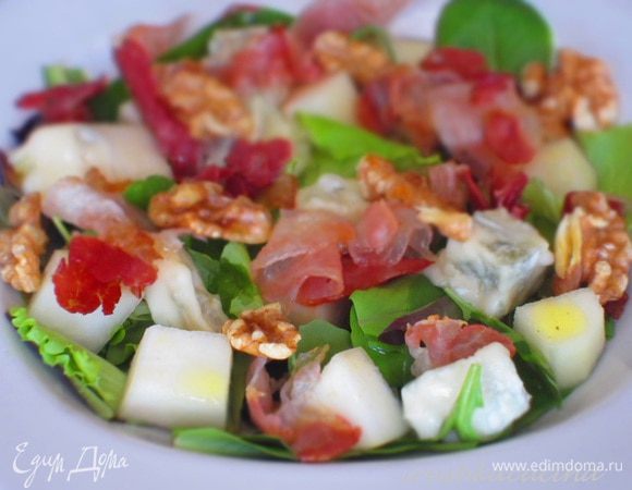На блюдо выложить листья салата,грушу,горгонзолу,бекон,грецкие орехи и заправить.Приятного аппетита:))
