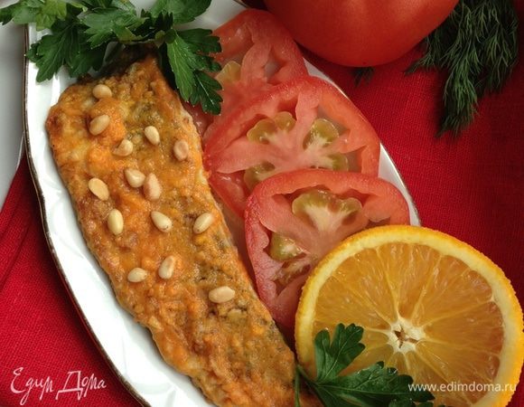 Все готово!!!
При подаче посыпаем скумбрию кедровыми орешками, украшаем зеленью и ломтиками помидоров.
Подаем с вашим любимым гарниром. Отлично подойдет овощной салат, рис или картофель.