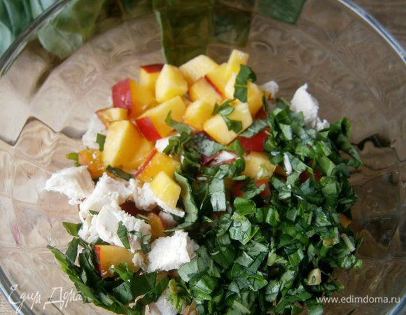 Охлаждённое куриное филе нарезать небольшим кубиком. 
Нектарин надрезать, удалить косточку и тоже нарезать небольшим кубиком.
Зелень базилика измельчить.