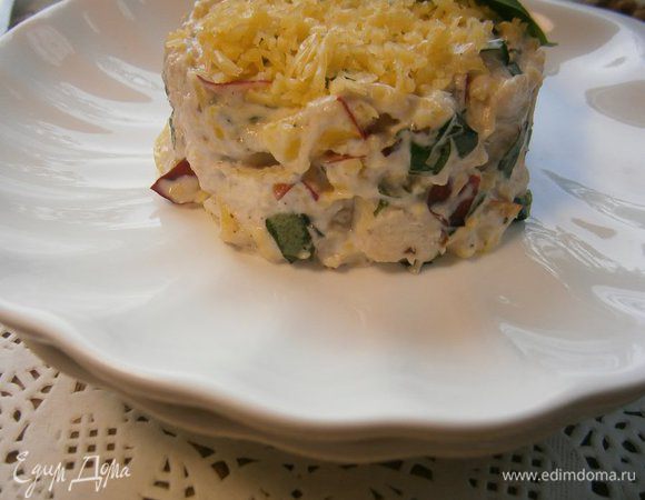 Заправить салат сырно - ореховой заправкой, аккуратно  перемешать.
Разложить порционно на тарелки.  Присыпать тёртым сыром, украсить листочками базилика и можно подавать!
ПРИЯТНОГО АППЕТИТА!!!