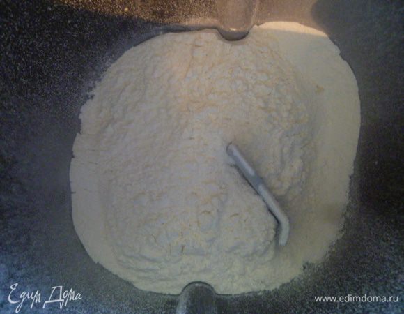 Замес я делаю в хлебопечке.
На дно ведерка насыпать 1 ( 250 мл) стакан просеянной муки.