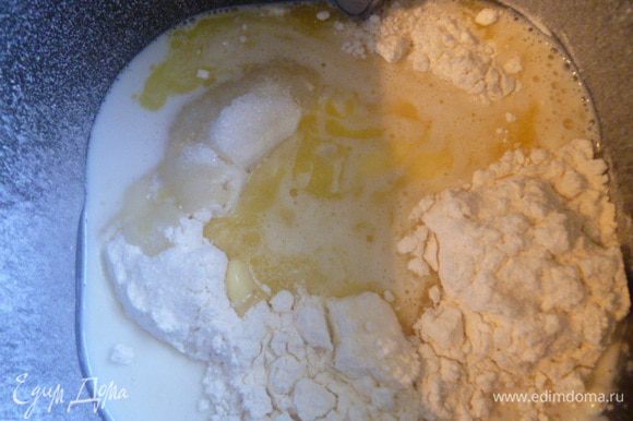Сверху на закваску высыпаю еще 2 ( 250 мл) стакана просеянной пшеничной муки. Добавляем 0.5 ч.л. соли, 3 ст.л. сахара, 1/4 ч.л. соды. Затем налить в середину 200 мл теплого молока, добавить 1/4 ч.л. меда, взбитое яйцо и 30 г растопленного сливочного масла.
