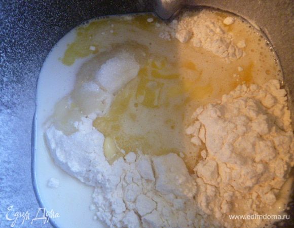 Сверху на закваску высыпаю еще 2 ( 250 мл) стакана просеянной пшеничной муки. Добавляем 0.5 ч.л. соли, 3 ст.л. сахара, 1/4 ч.л. соды.
Затем налить в середину 200 мл теплого молока, добавить 1/4 ч.л. меда, взбитое яйцо и 30 г растопленного сливочного масла.