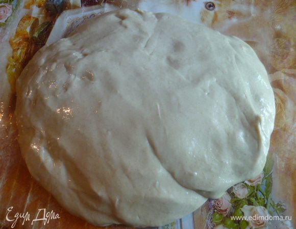 Тесто липкое, поэтому стол и руки хорошо смазываем растительным маслом.