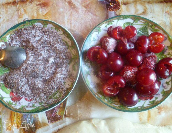 Для начинки я взяла свежую черешню без косточек, остатки клубники и шоколад. Шоколад у меня горький, поэтому я натерла его на крупной терке и смешала с сахаром.
