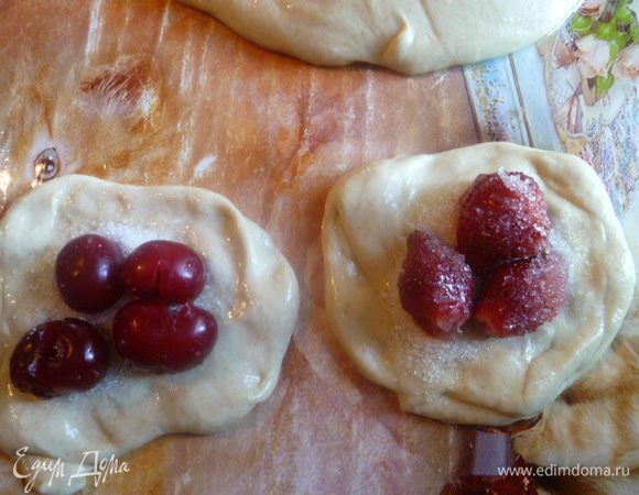 Отрывает кусок теста нужного вам размера, формируем лепешку. На середину кладем сахар и сверху черешню или клубнику.