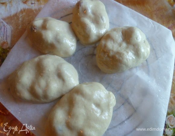 Формируем булочки любой формы и выкладываем на противень с пергаментом смазанным растительным маслом.